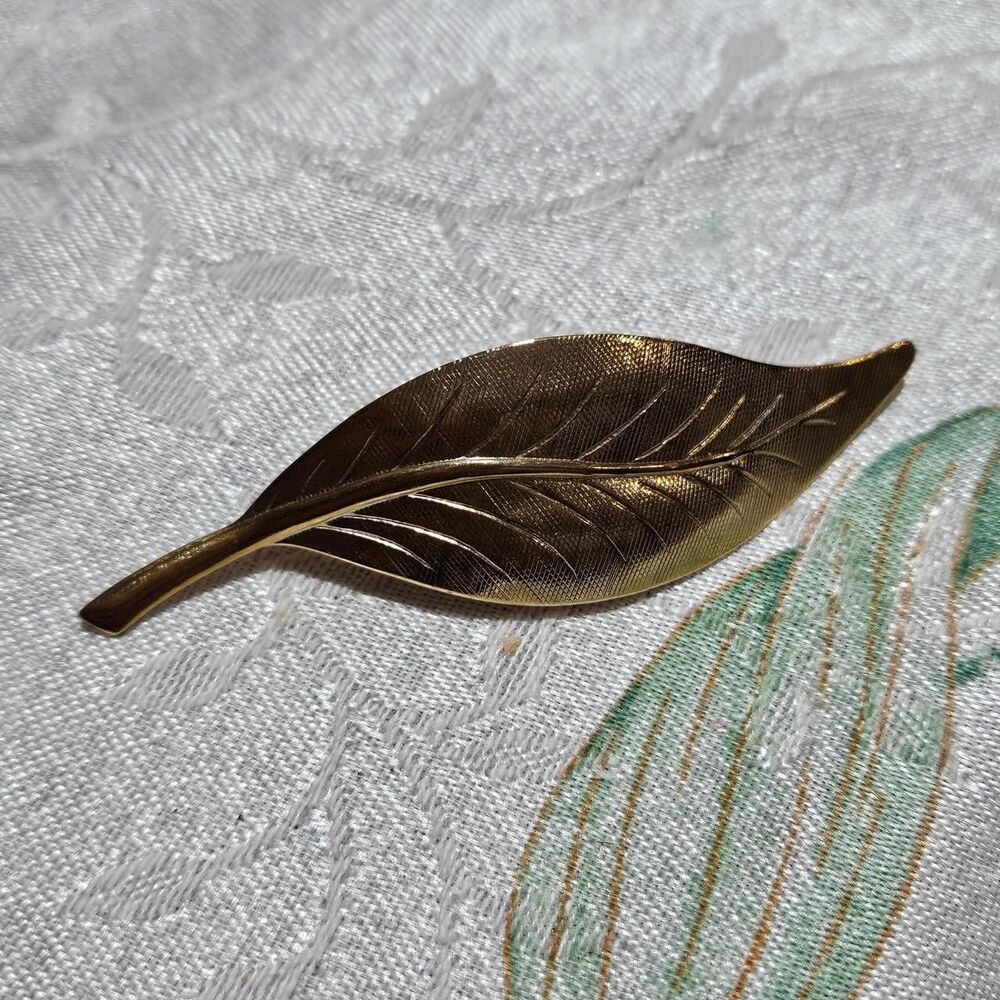 vintage whimsical cottagecore leaf gold tone brooch